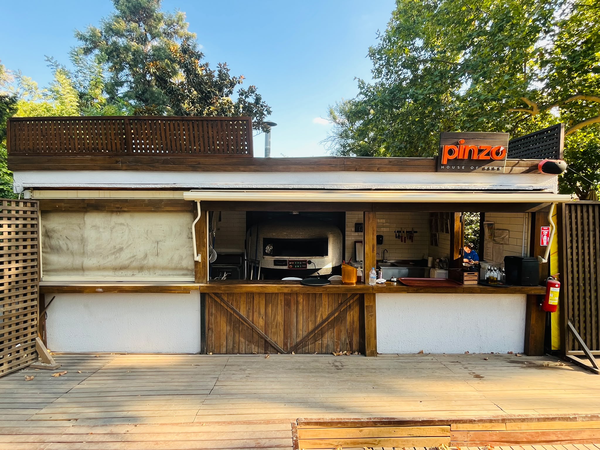 PİNZO Bornova House of Rene açık mutfağı ve taş fırını